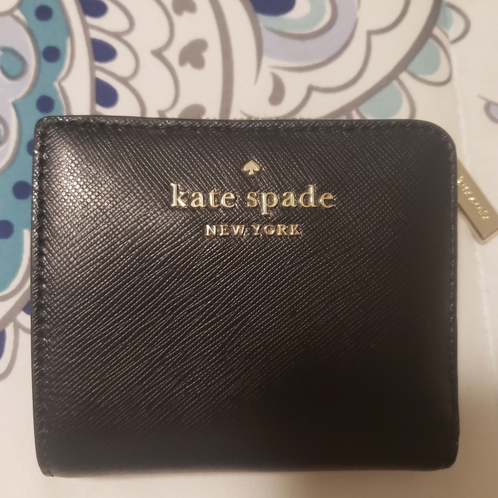 Authentic Kade Spade ♠️ Small Holds cards, change, bills. Clear outer pocket ID
